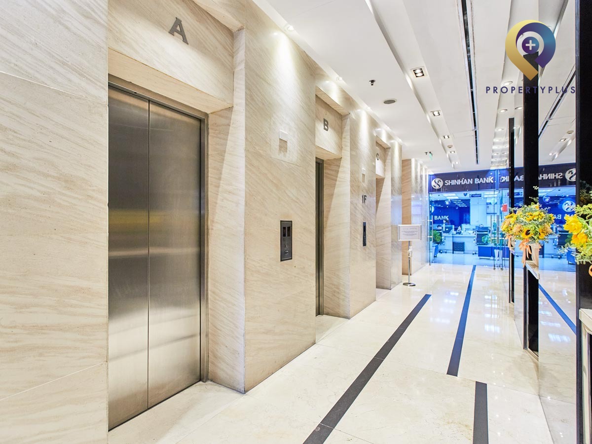 Lobby area with reception desk and waiting lounge at Leadvisors Place